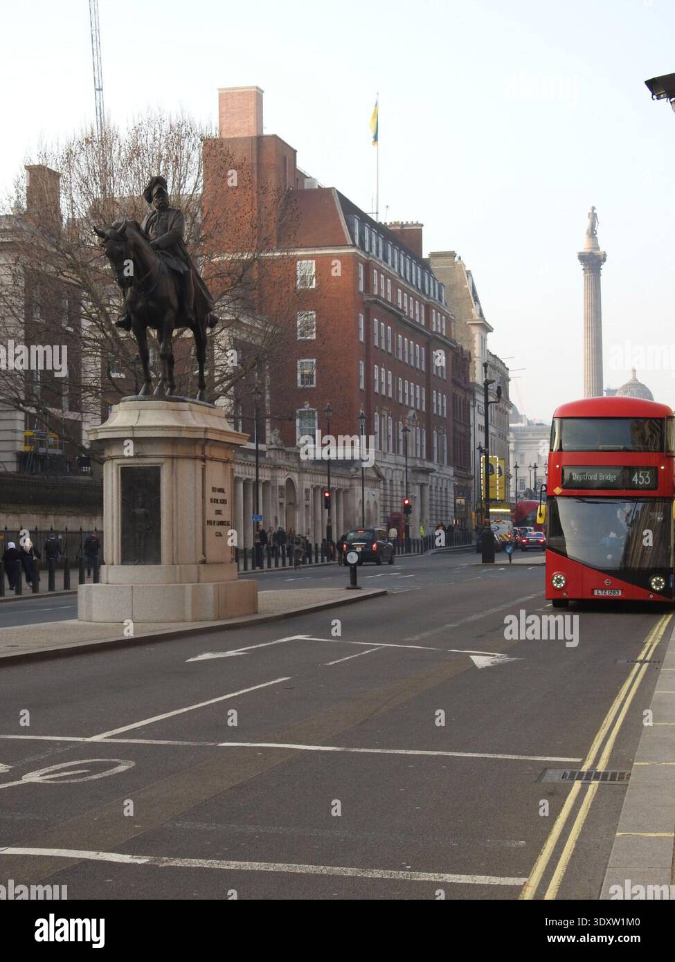 Londres, Royaume-Uni. 4 mars 2026. Un bus rouge londonien longe Whitehall devant la statue équestre du maréchal Earl Haig avec la colonne de Nelson visible au loin par un après-midi brumeux dans le centre de Londres. Crédit : Alexander Seale/Alamy Live News Banque D'Images