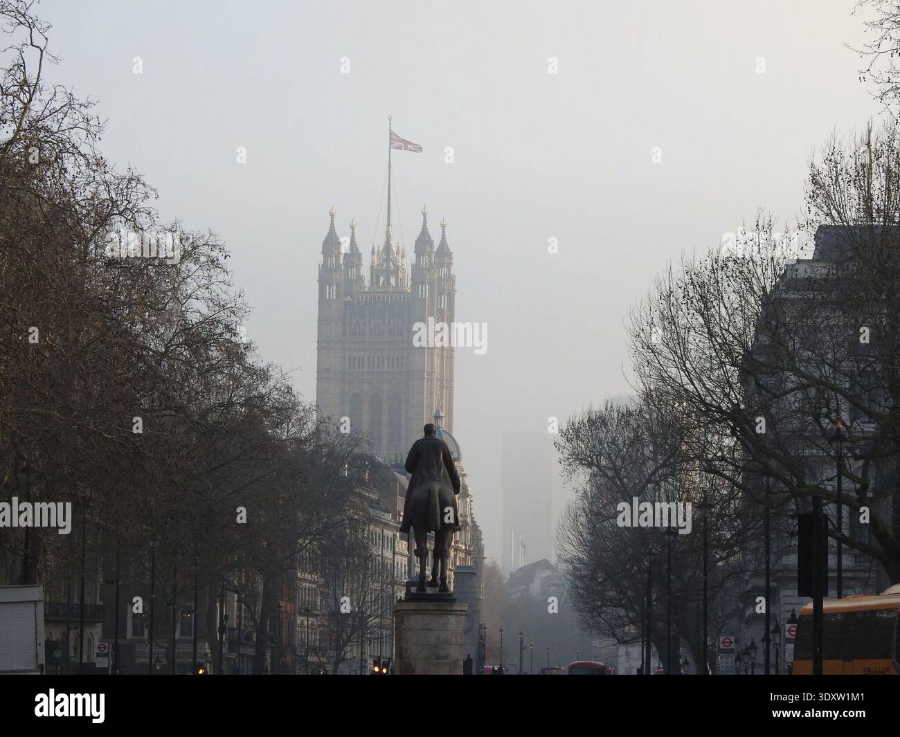 Londres, Royaume-Uni. 4 mars 2026. La statue équestre du maréchal Earl Haig se dresse sur Whitehall avec la Tour Victoria du Palais de Westminster visible à travers la brume en arrière-plan dans le centre de Londres. Crédit : Alexander Seale/Alamy Live News Banque D'Images