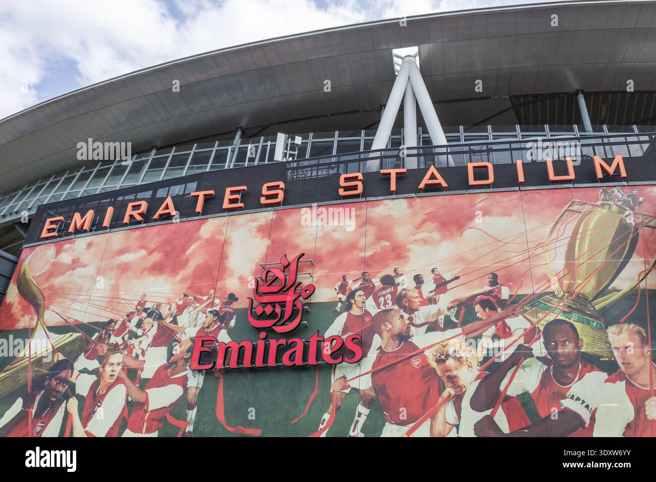 Extérieur de l'Emirates Stadium montrant la peinture murale du club de football d'Arsenal. Londres, Royaume-Uni, 18 août 2024 Banque D'Images