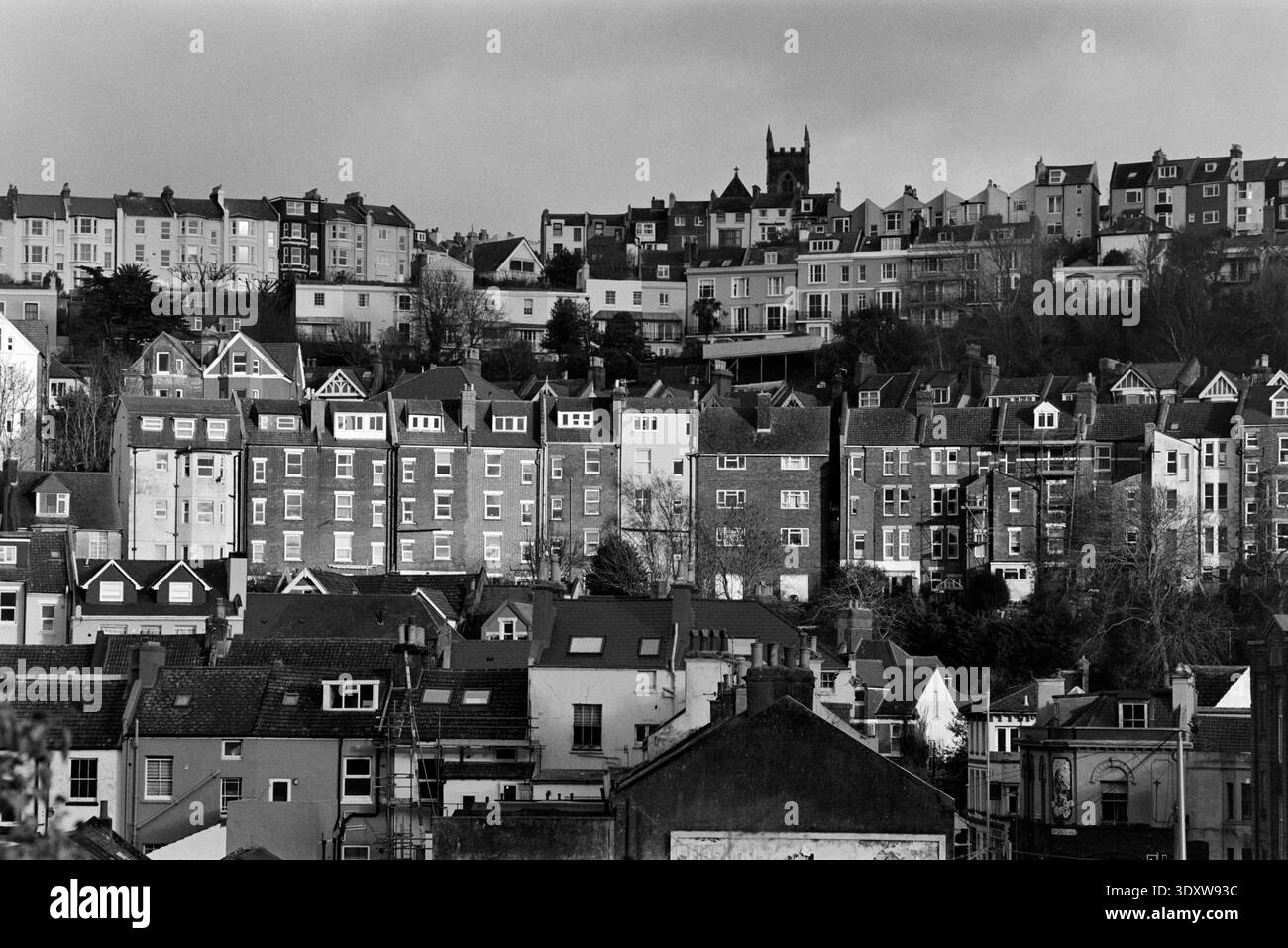Hastings, East Sussex, Royaume-Uni, avec des maisons mitoyennes sur West Hill, en monochrome Banque D'Images