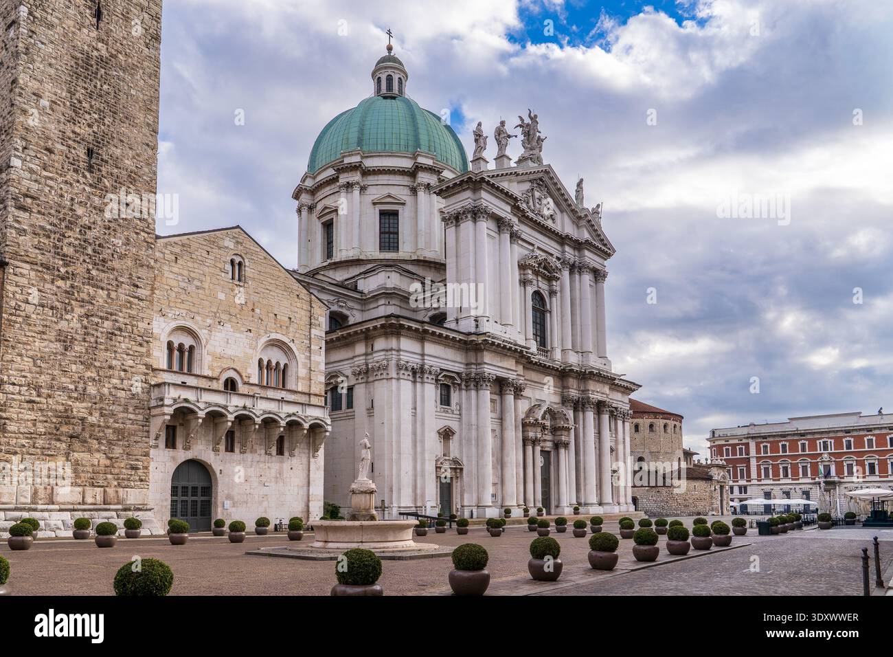 Vue panoramique sur la Piazza Paolo VI au coeur de Brescia, Lombardie. La photographie montre la grande façade en marbre blanc de la Nouvelle Cathédrale (Duomo Nu Banque D'Images