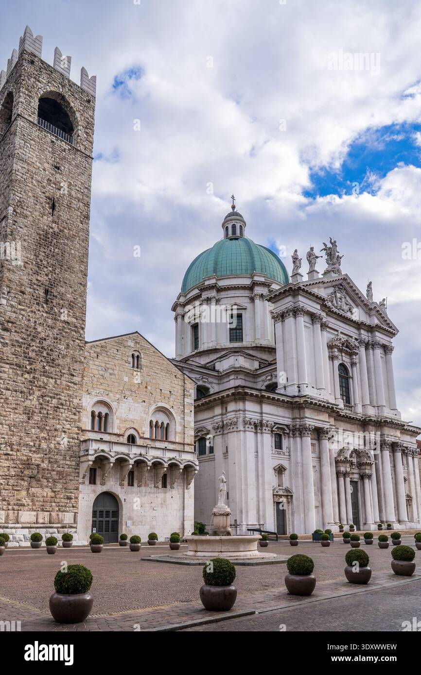 Vue panoramique sur la Piazza Paolo VI au coeur de Brescia, Lombardie. La photographie montre la grande façade en marbre blanc de la Nouvelle Cathédrale (Duomo Nu Banque D'Images
