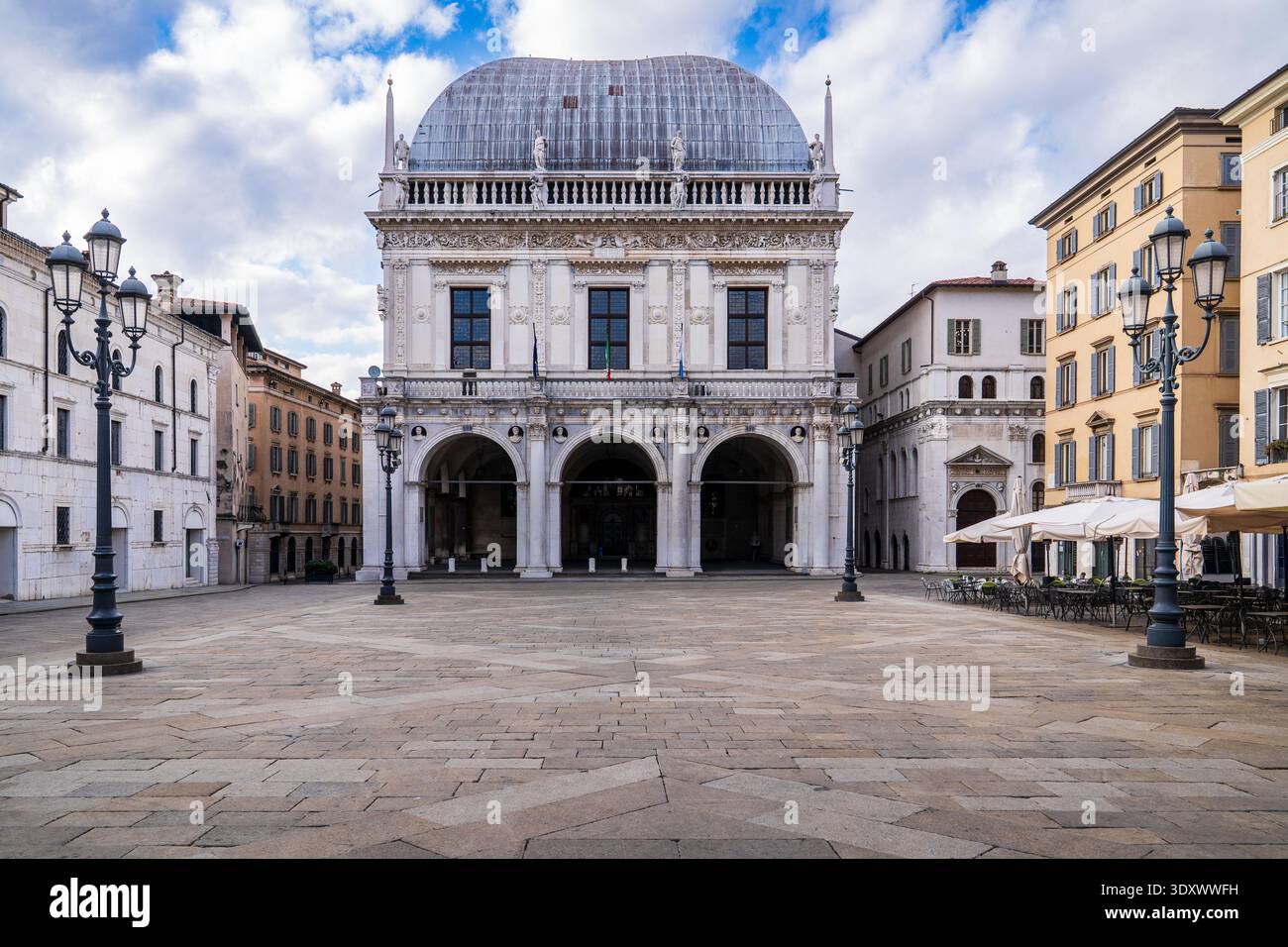 Vue frontale du Palazzo della Loggia, un chef-d'œuvre de la Renaissance et de l'actuel hôtel de ville de Brescia, situé dans l'historique Piazza della Loggia. Le Banque D'Images