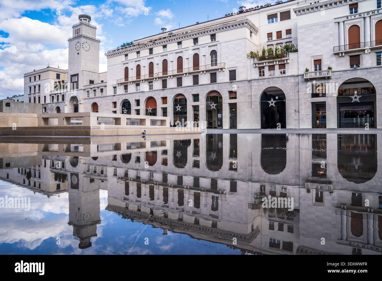 Photographie artistique de la Piazza della Vittoria à Brescia, en Italie, capturant le reflet parfait de la Tour de la Révolution et du construcdi rationaliste Banque D'Images