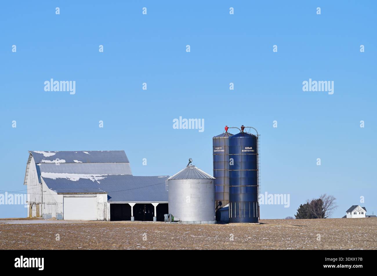 Leland, Illinois, États-Unis. Les champs de culture dormants entourent une série de granges et de silos de stockage sur une grande ferme dans le centre-nord de l'Illinois. Banque D'Images