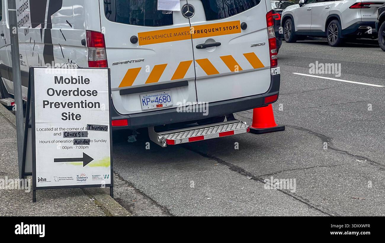 Vancouver, Canada - 25 février 2026 : fourgon mobile de prévention des surdoses exploité par la provincial Health services Authority à Thurlow et Comox Street Banque D'Images