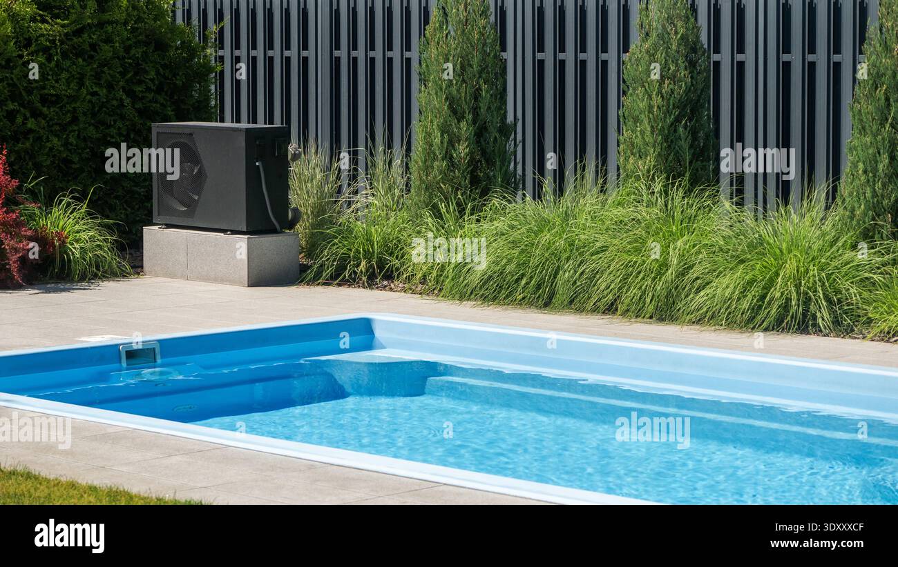 Piscine dans la cour arrière moderne avec système de pompe à chaleur de source d'air utilisé pour le chauffage efficace de l'eau Banque D'Images