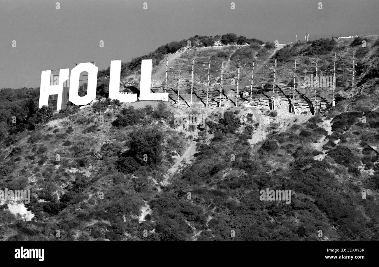 À la fin des années 1970, le panneau emblématique d'Hollywood était en mauvais état et il a fallu une subvention de Hugh Hefner pour restaurer le monument historique à sa gloire passée. Hollywood, Los Angeles, Californie, États-Unis Banque D'Images