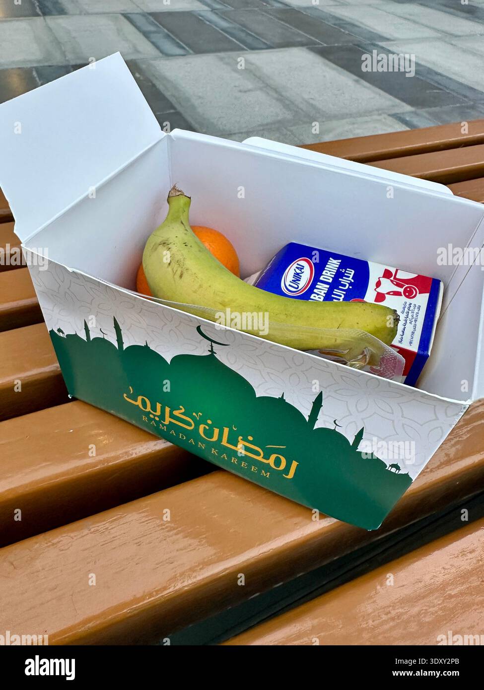 Ramadan Iftar Meal Box - Image de stock capturée avec un smartphone