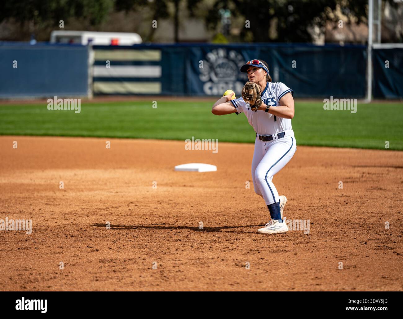GIA Felice des UC Davis Aggies lançant le ballon sur la plaque de la maison pendant l'échauffement à la troisième base lors d'un match de softball contre le Nevada Wolf Pack à Banque D'Images