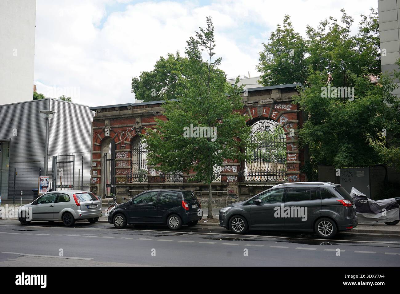 Postamt 16 ruines, bureau de poste en briques rouges abandonné avec des arches ornées, Koepenicker Strasse, Berlin, Allemagne, juillet 2018. Banque D'Images