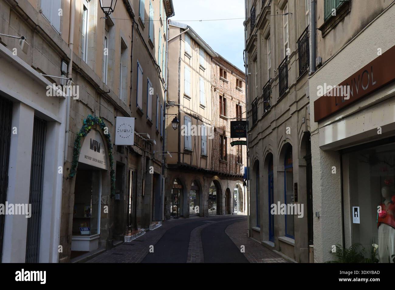 Rue typique, ville de Castres, département du Tarn, France Banque D'Images