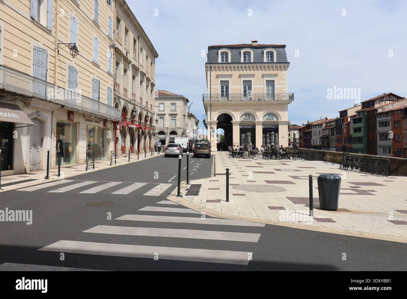 Rue typique, ville de Castres, département du Tarn, France Banque D'Images
