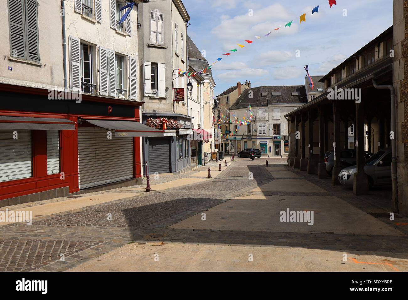 Rue typique, ville de Dourdan, département de l'Essonne, France Banque D'Images