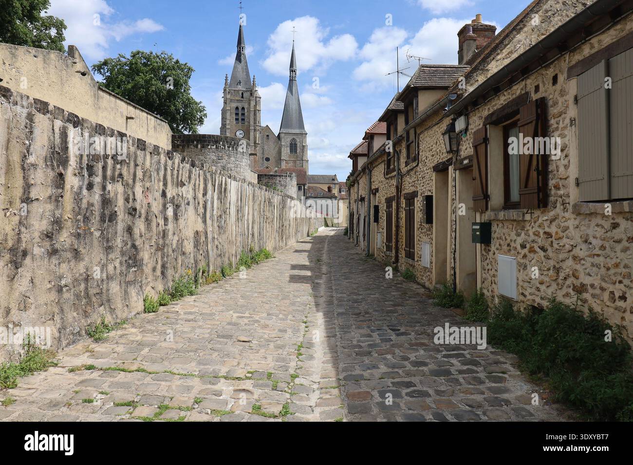 Rue typique, ville de Dourdan, département de l'Essonne, France Banque D'Images