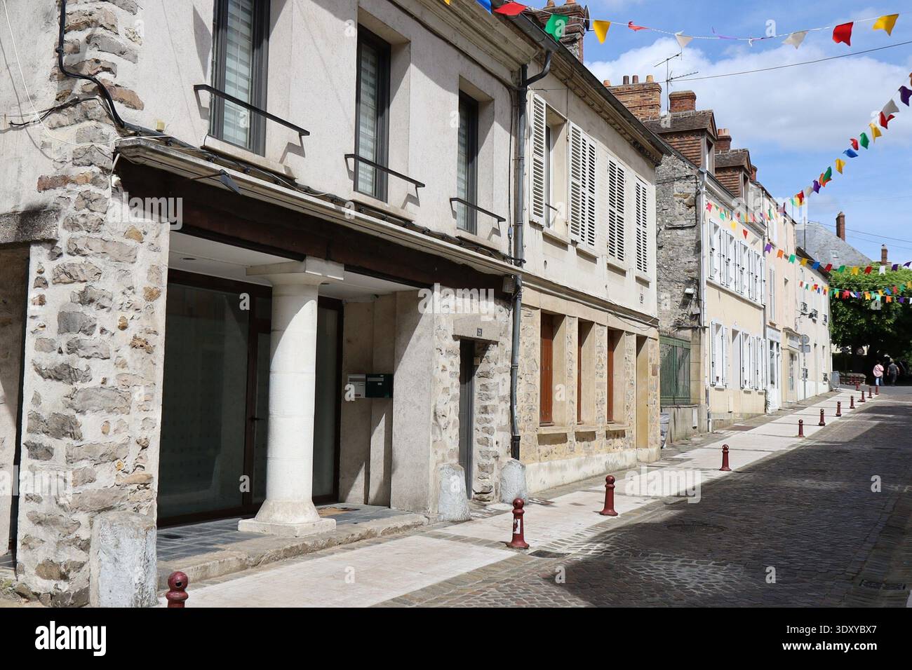 Rue typique, ville de Dourdan, département de l'Essonne, France Banque D'Images