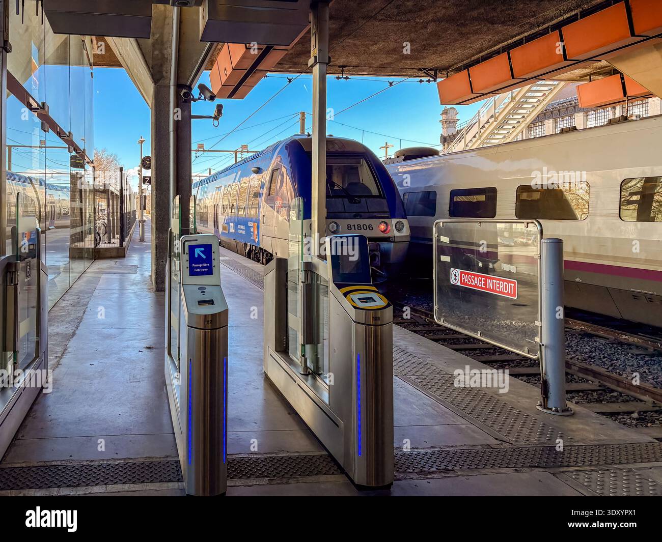 Gare de Marseille Saint-Charles, France. Barrières de billets modernes avec des lumières bleues, embarquement dans un train régional. Infrastructure de voyage. Banque D'Images