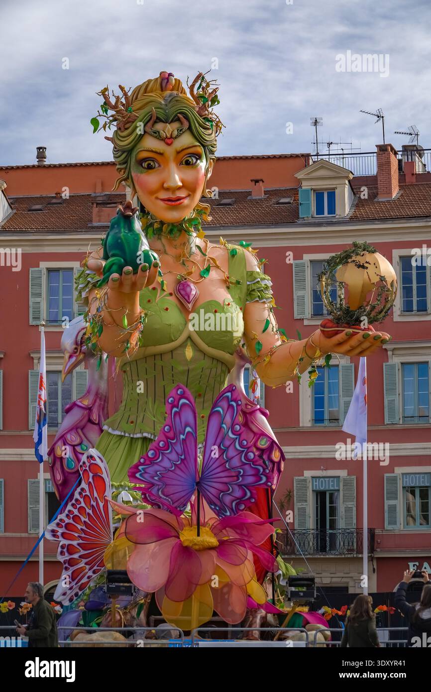 Flotteur allégorique géant représentant une Déesse du printemps tenant une grenouille et un globe terrestre miniature au festival Carnaval de Nice, Nice, France. Banque D'Images