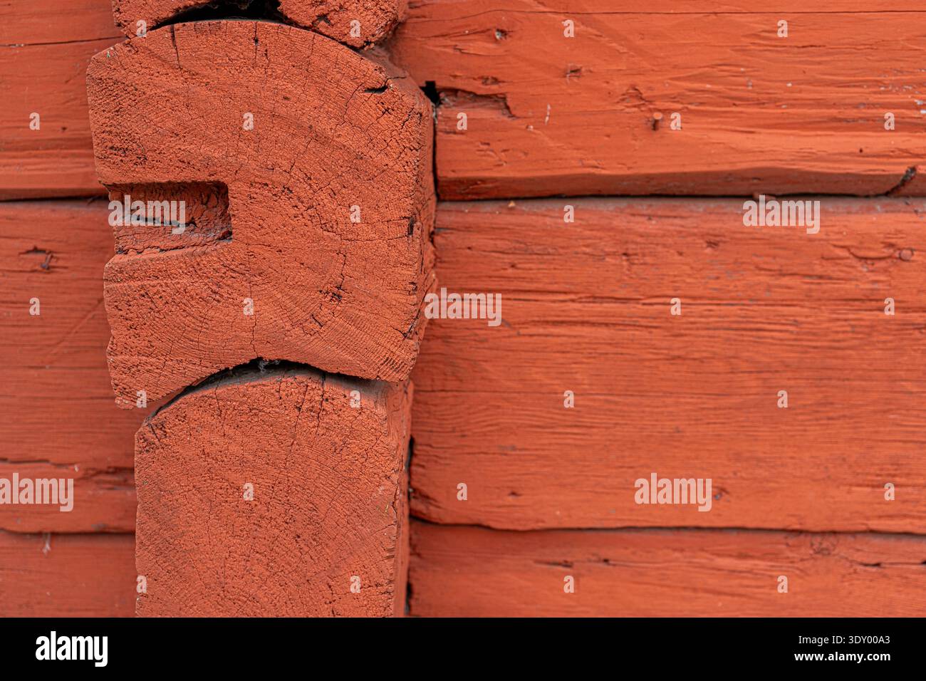 Gros plan sur la texture murale en bois rouge rustique. Banque D'Images