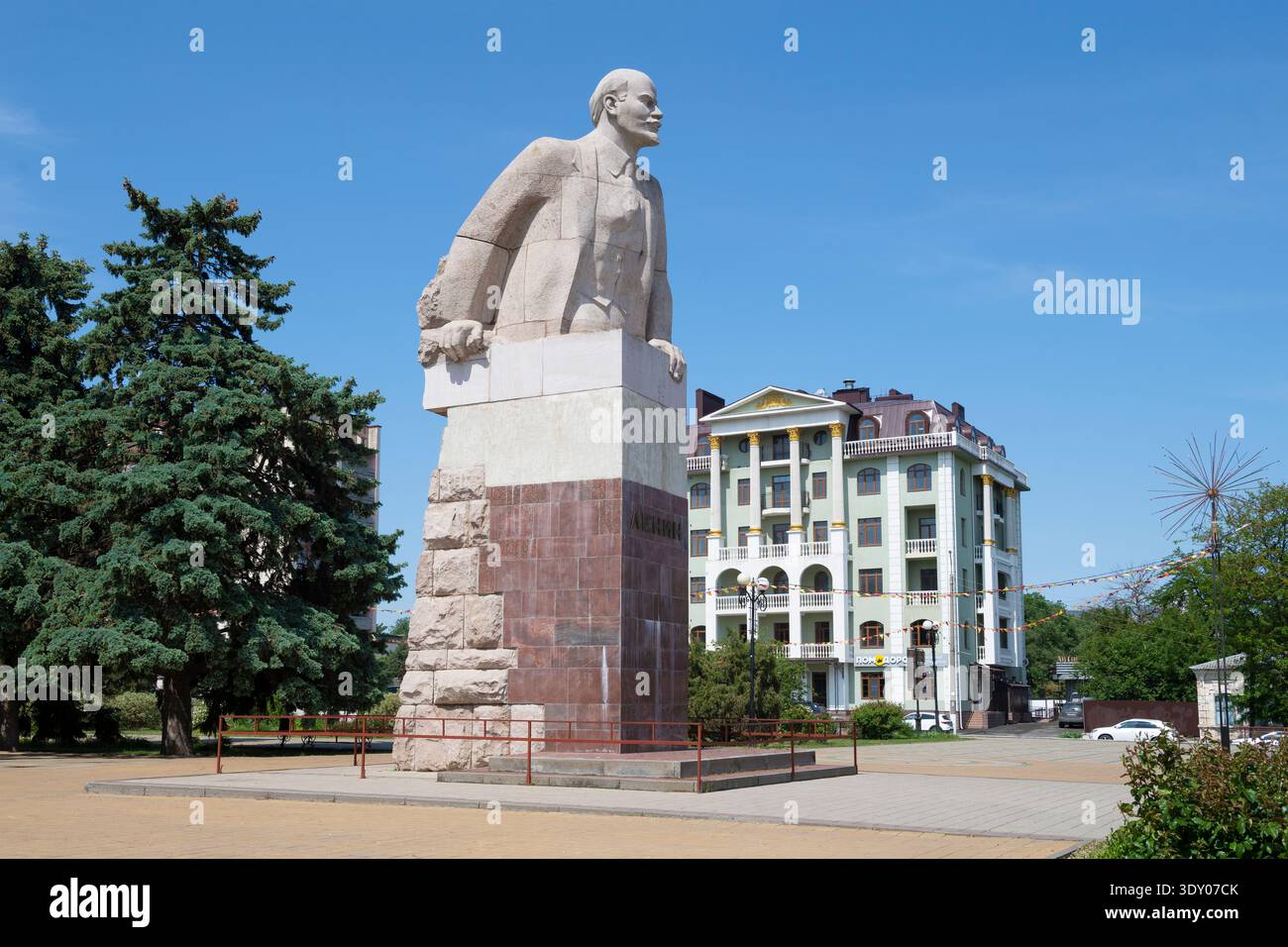 AZOV, RUSSIE - 21 MAI 2025 : Monument à V.I. Lénine sur la place de la ville un jour ensoleillé de mai Banque D'Images