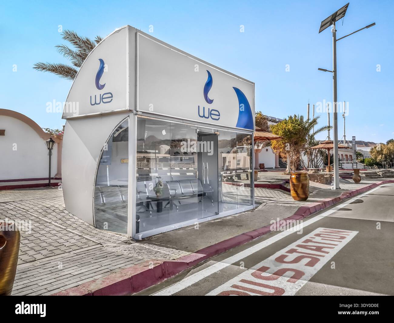Sharm El Sheikh, Egypte - 19 janvier 2020 : arrêt de bus moderne à Sharm El Sheikh. Nous station de bus avec une façade en verre sur la rue d'une ville égyptienne - Image de stock capturée avec un smartphone