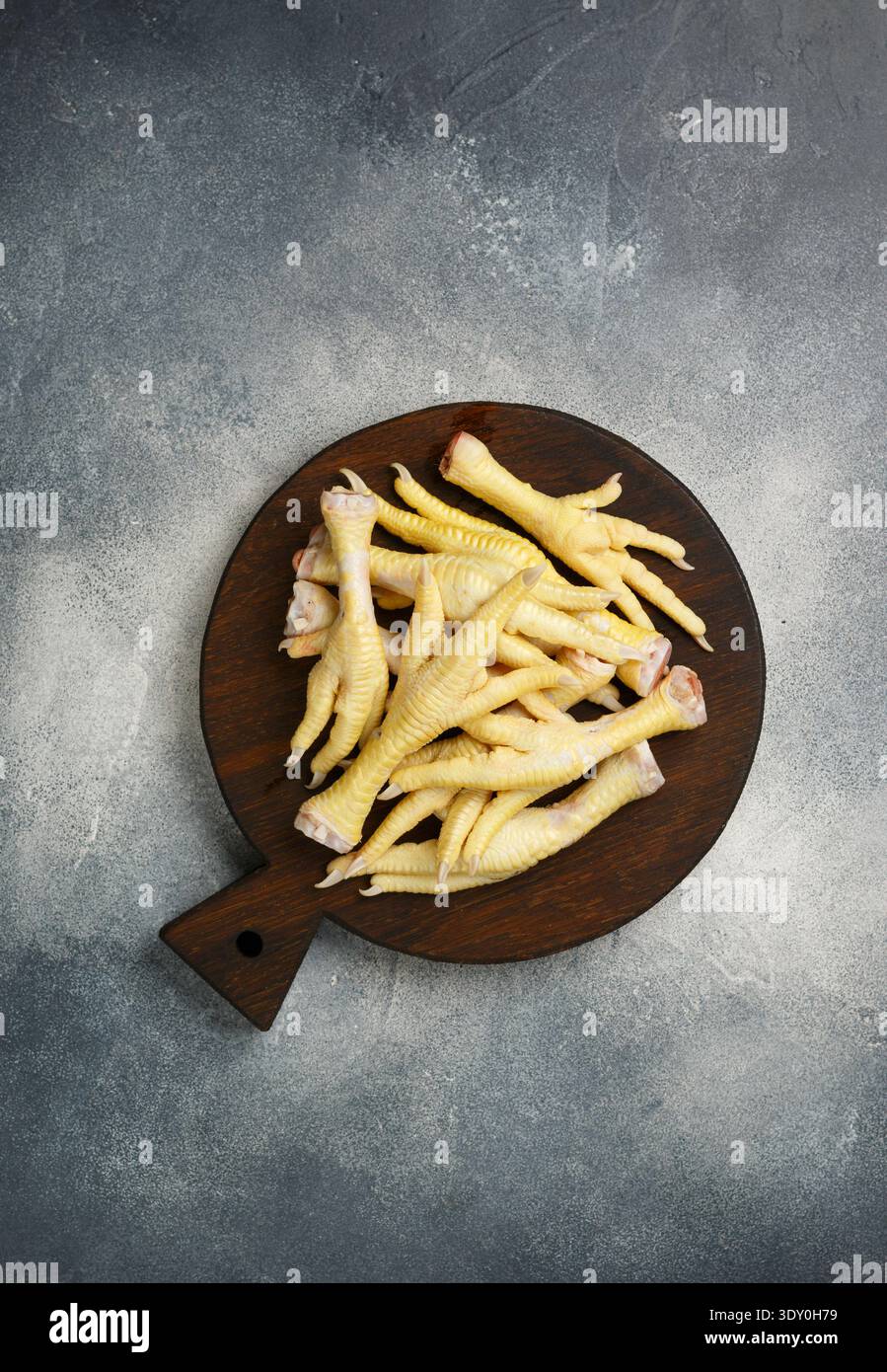 Plats de poulet frais crus pour cuisiner des plats indonésiens, thaïlandais, malaisiens et chinois. ceker. Mise au point sélective, vue de dessus, espace de copie Banque D'Images