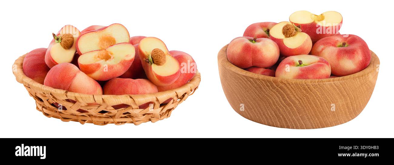 pêches chinoises à beignes plates dans un panier en osier et un bol en bois isolé sur fond blanc Banque D'Images