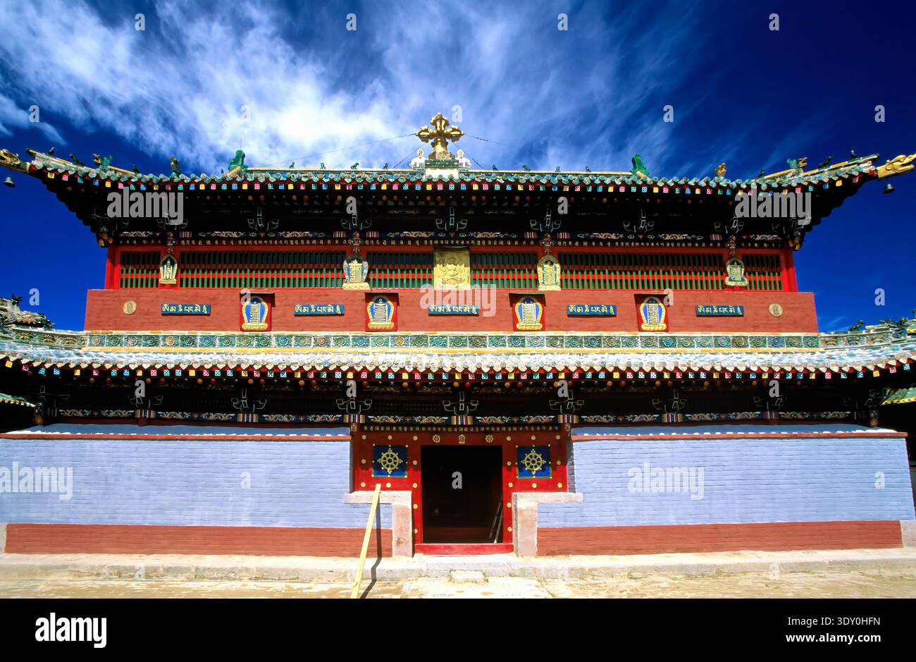 Le monastère Erdene Zuu représente l'histoire du bouddhisme en Mongolie. Les visiteurs explorent son architecture et en apprennent plus sur son importance culturelle. Banque D'Images