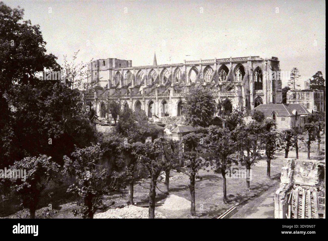 La ville normande de Lisieux après les bombardements de juin 1944. Cette photo montre les ruines de l'église St Jacques. Le 6 juin 1944, une énorme force d'invasion Alllied impliquant 7000 navires et 140 000 hommes débarque avec succès sur les côtes françaises et établit cinq têtes de plage. Une campagne de tromperie réussie signifiait qu'une grande partie de la résistance allemande était à Calais et que les pertes étaient relativement peu nombreuses compte tenu de l'ampleur et des dangers de l'opération. Banque D'Images