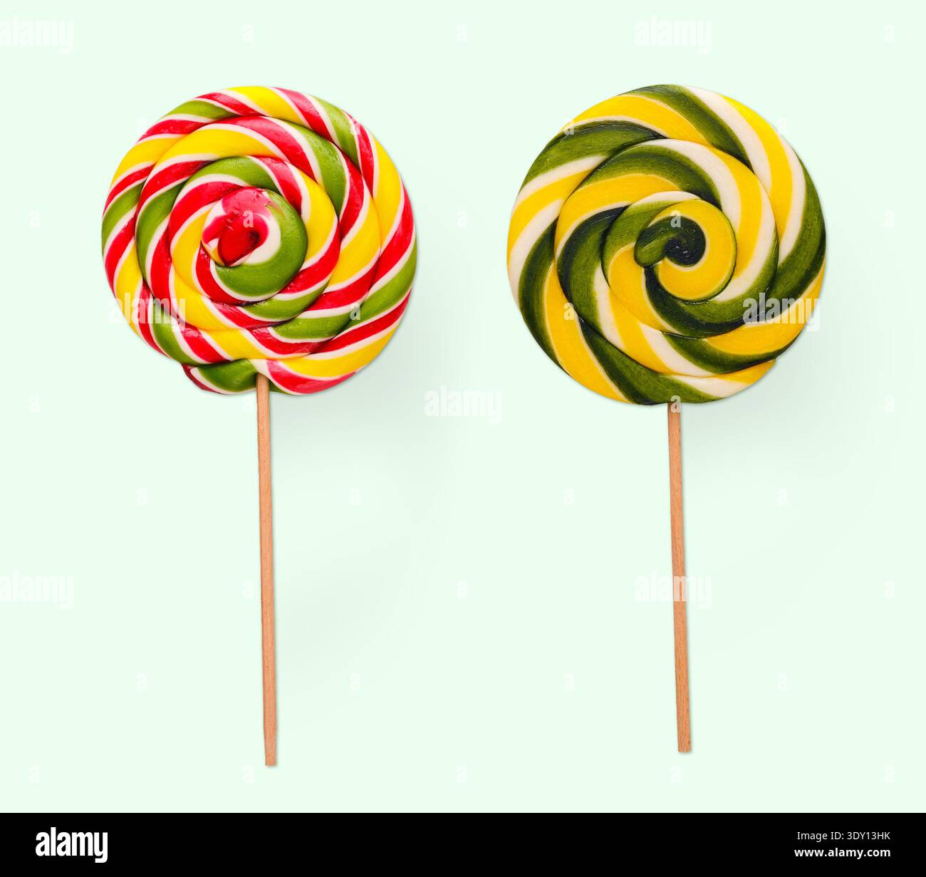Sucettes en spirale sur fond blanc. Bonbons colorés, isolés Banque D'Images