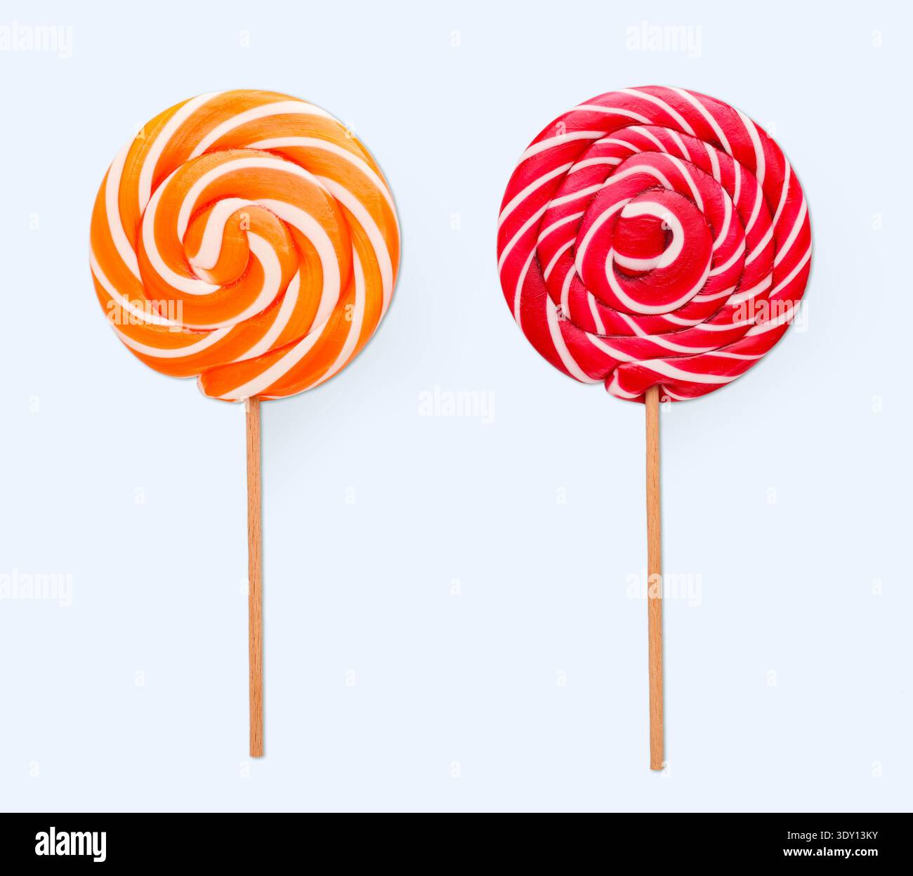Sucettes en spirale sur fond blanc. Bonbons colorés, isolés Banque D'Images