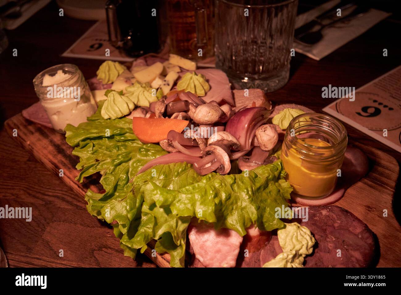 assiette traditionnelle de charcuterie, fromages et champignons marinés et aliments sur un plateau de restaurant gdansk pologne Banque D'Images