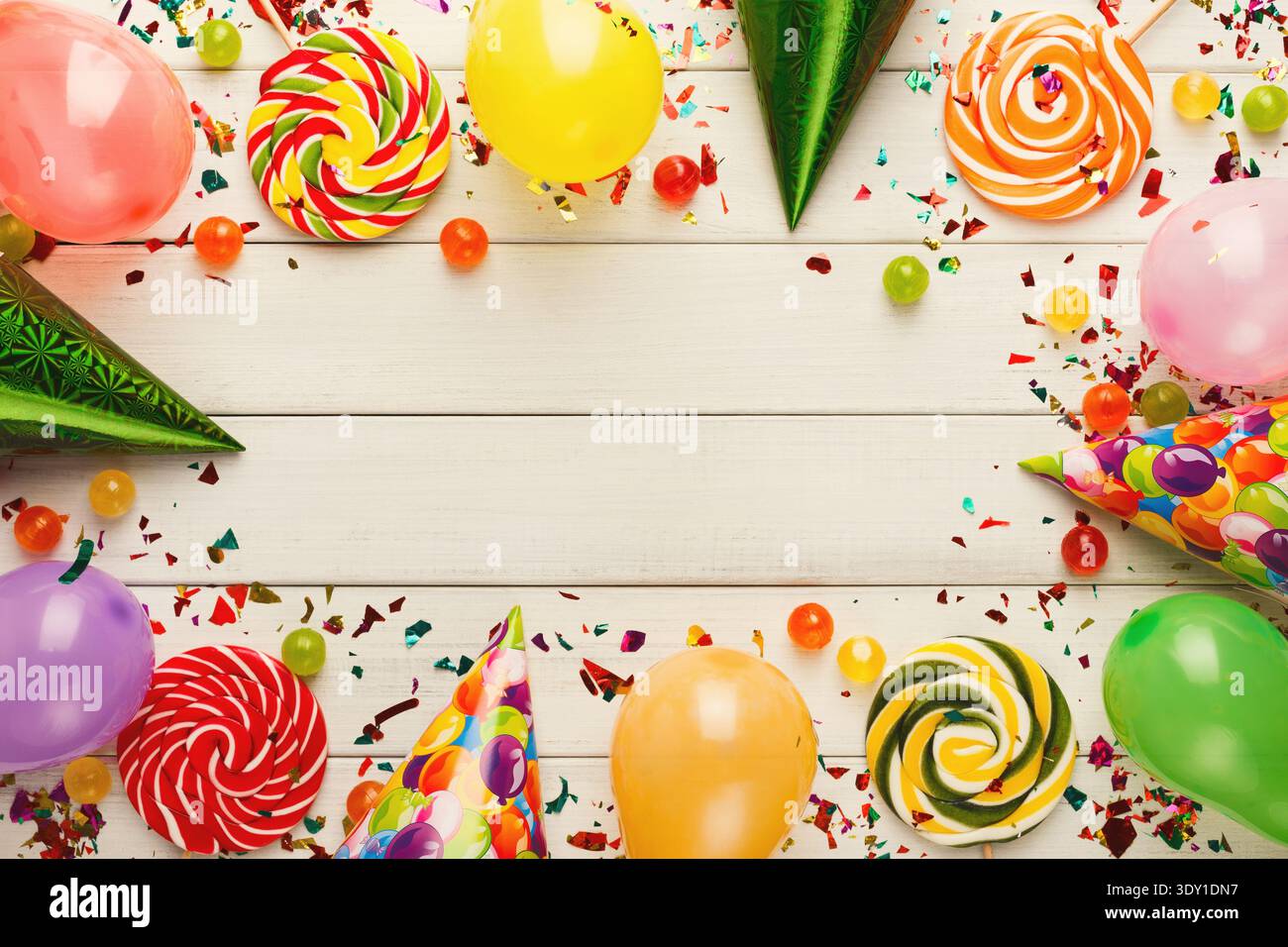 Ballons colorés sur bois rustique blanc, fond d'anniversaire, vue de dessus Banque D'Images
