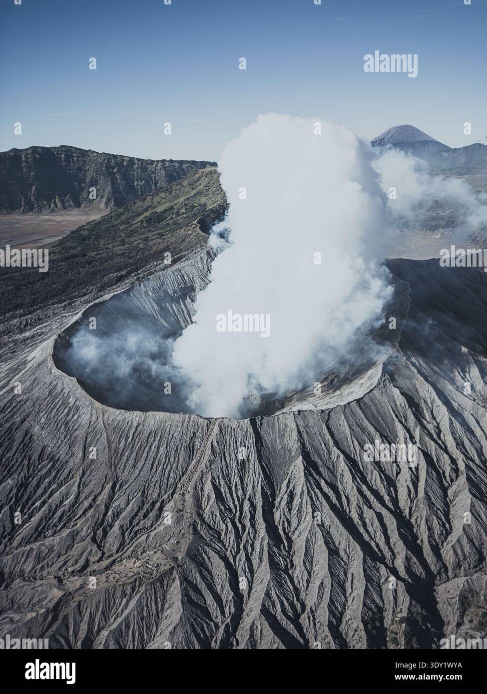 Volcan bromo en éruption pendant la journée ensoleillée d'été dans le parc national bromo Tengger Semeru, Java oriental, Indonésie. Banque D'Images