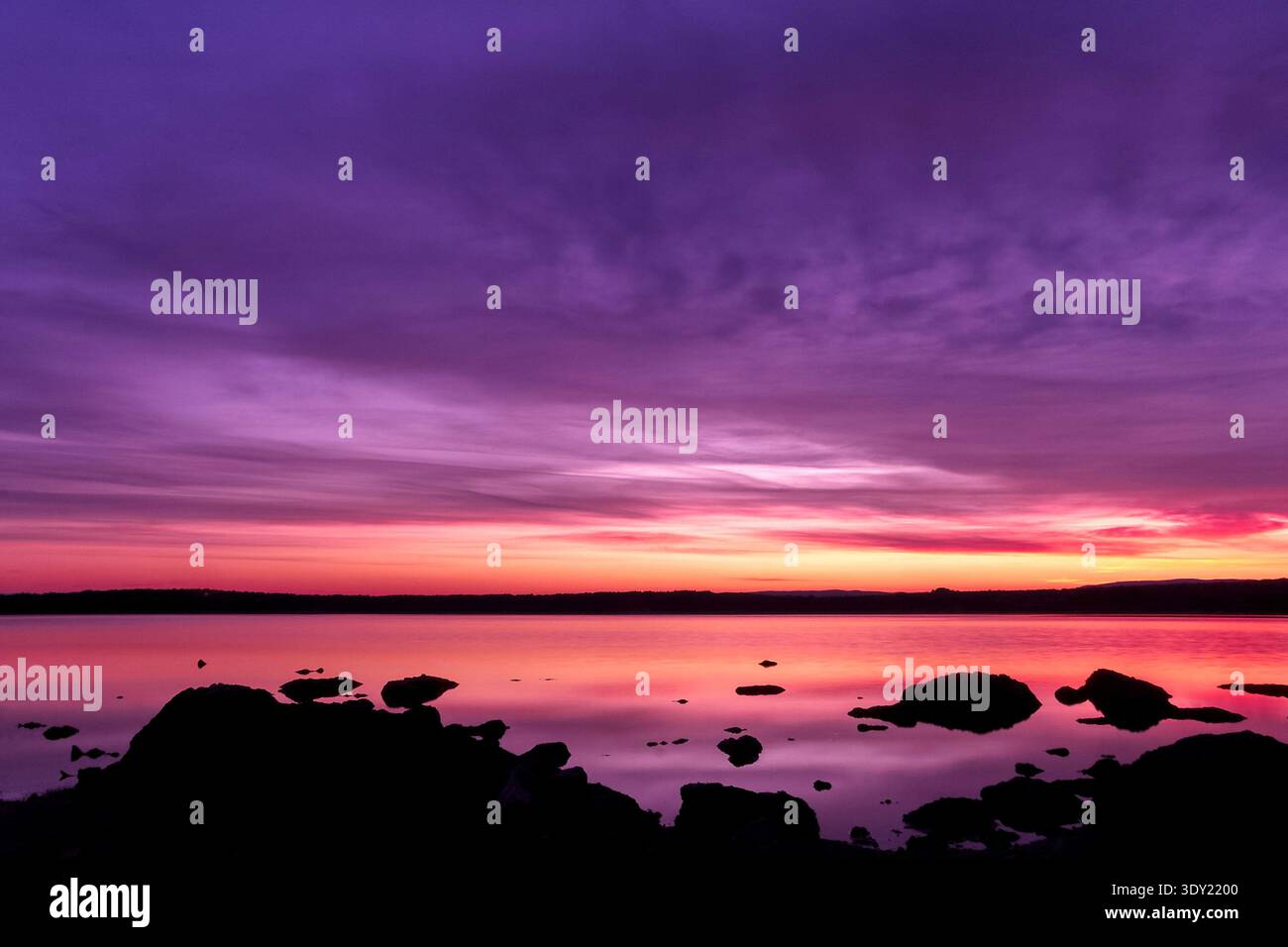 Coucher de soleil violet pittoresque sur un horizon de mer calme Banque D'Images