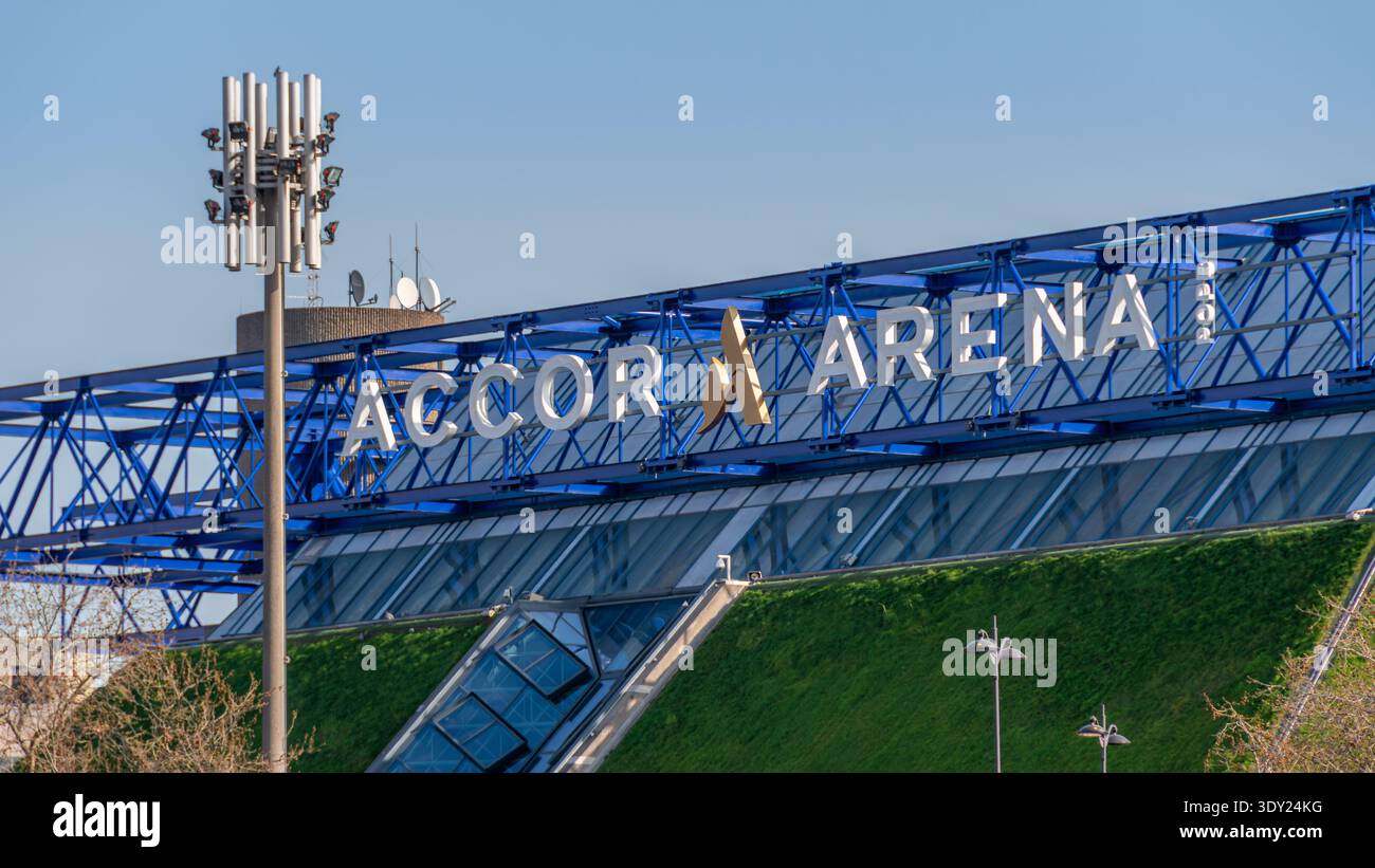 Inscrivez-vous à l'Accor Arena, également connu sous le nom de Palais Omnisports de Paris Bercy (POPB), un lieu français accueillant divers spectacles et événements sportifs Banque D'Images