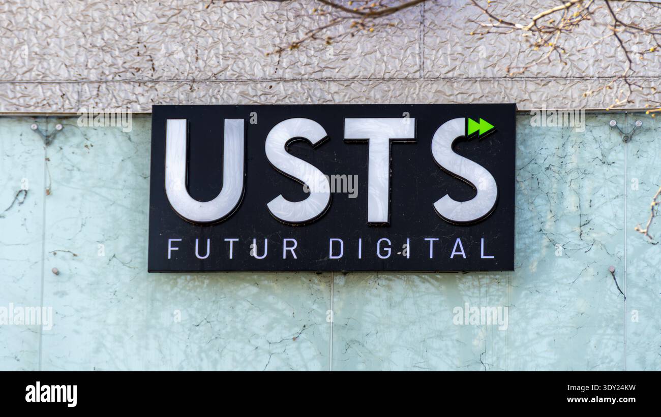 Enseigne et logo sur le siège de l'USTS, Paris, France. USTS est une agence web innovante française spécialisée dans la transformation numérique Banque D'Images