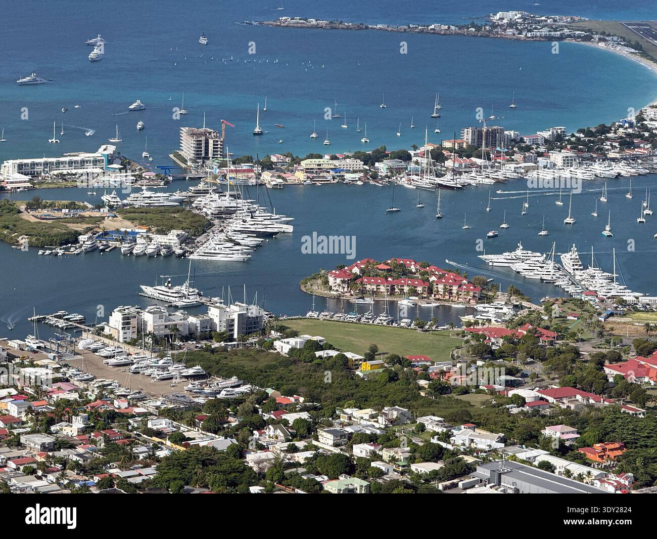 St Maarten, pays-Bas - 17 janvier 2026 : vue aérienne de super yachts amarrés dans le port de Cole Bay avec Simpson Bay en arrière-plan Banque D'Images
