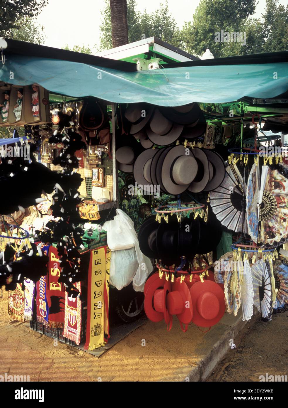 Un stand souvenir avec des chapeaux traditionnels, des fans et des foulards de football à Séville, en Espagne. Banque D'Images