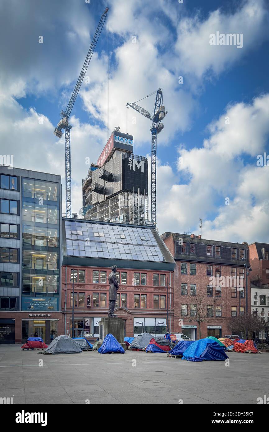 La construction du nouveau complexe de luxe St Michaels à Manchester donne sur Lincoln Square où les sans-abri trouvent refuge/dorment dans des tentes Banque D'Images