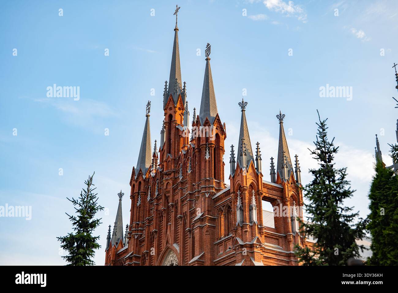 Cathédrale de l'Immaculée conception, Moscou, architecture néo-gothique contre ciel bleu Banque D'Images