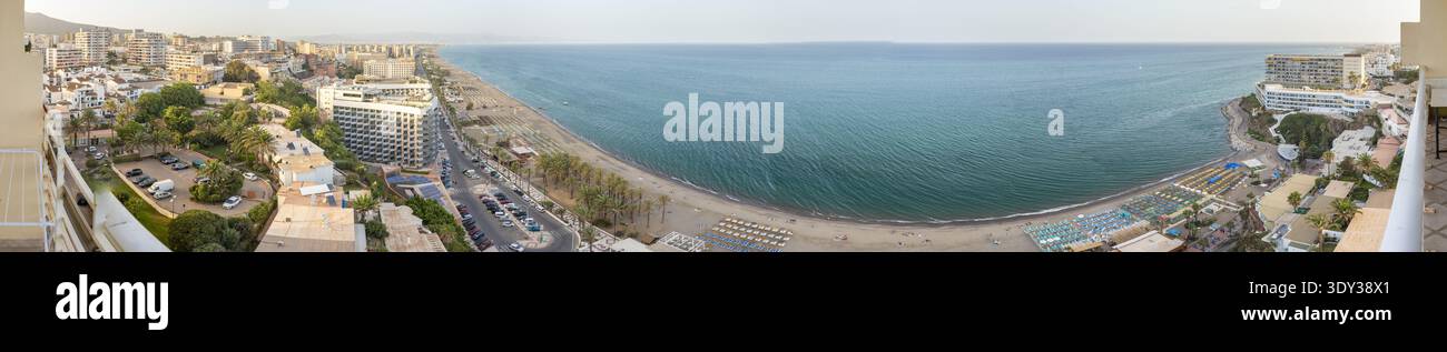 Photo panoramique haute résolution de la côte méditerranéenne montrant Malaga et Torremolinos avec plage de sable, mer turquoise, hôtels, palmiers et ville Banque D'Images