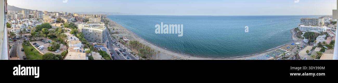 Panorama côtier grand angle montrant le paysage urbain, le front de mer, la mer Méditerranée et les bâtiments de la ville le long de la Costa del sol espagnole. Banque D'Images