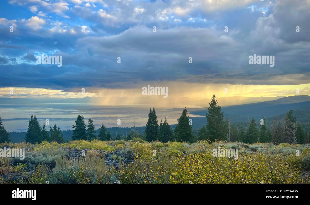 Nuage de pluie au-dessus du lac Tahoe, côté Californie - Image de stock capturée avec un smartphone