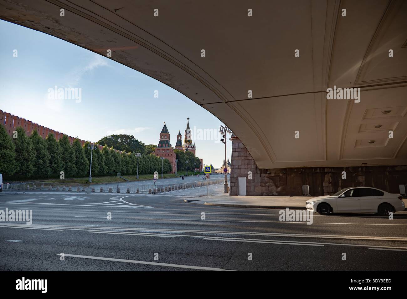 Vue sur le Kremlin de Moscou et la Tour Spasskaya regardant sous un pont Banque D'Images