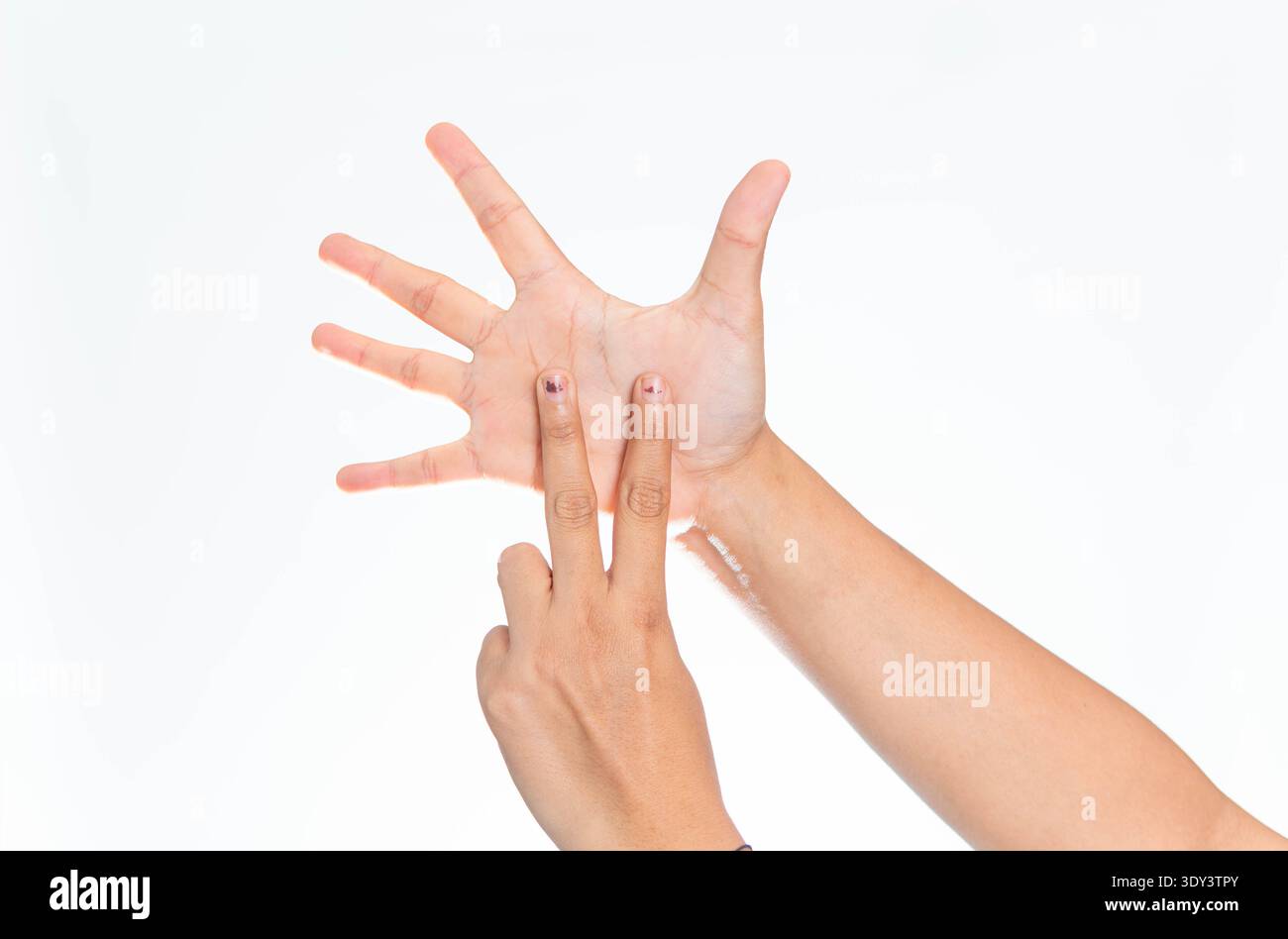 Plan détaillé des mains d'une femme indonésienne communiquant en utilisant des gestes en langage gestuel, isolé sur un fond blanc propre et Uni. Banque D'Images
