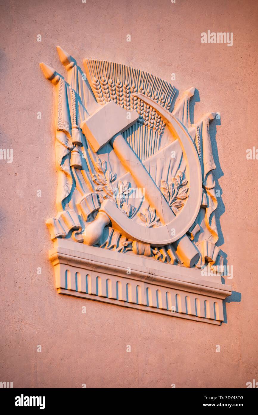 Bas-relief marteau et faucille de l'Union soviétique sur un mur de bâtiment de propagande Banque D'Images