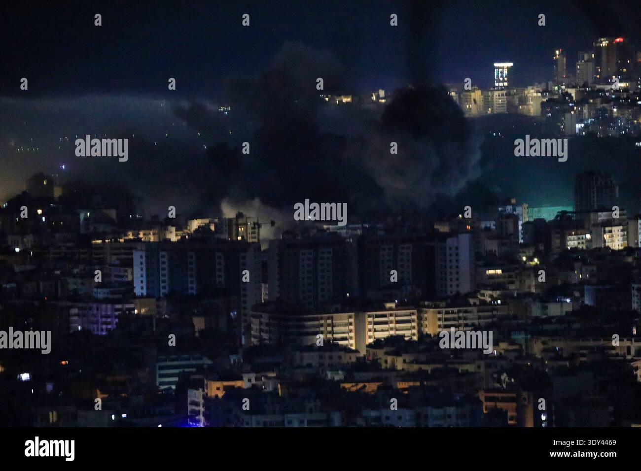 Beyrouth, Beyrouth, Liban. 5 mars 2026. Les frappes aériennes israéliennes continuent de cibler la banlieue sud de BeirutÃ¢â‚¬â„¢après que des milliers de résidents ont évacué la zone à la suite des avertissements émis par l'armée israélienne. Les frappes ont lieu dans un contexte d'escalade régionale en cours, avec de grandes explosions et une épaisse fumée s'élevant au-dessus de la zone. (Crédit image : © Abdul Kader Al Bay/ZUMA Press Wire) USAGE ÉDITORIAL SEULEMENT ! Non destiné à UN USAGE commercial ! Banque D'Images