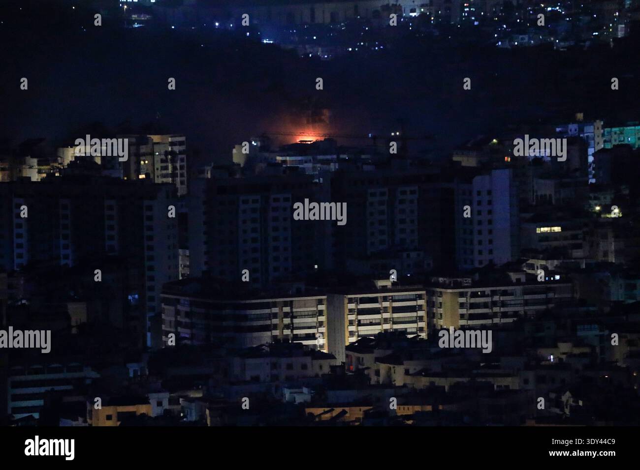 Beyrouth, Beyrouth, Liban. 5 mars 2026. Les frappes aériennes israéliennes continuent de cibler la banlieue sud de BeirutÃ¢â‚¬â„¢après que des milliers de résidents ont évacué la zone à la suite des avertissements émis par l'armée israélienne. Les frappes ont lieu dans un contexte d'escalade régionale en cours, avec de grandes explosions et une épaisse fumée s'élevant au-dessus de la zone. (Crédit image : © Abdul Kader Al Bay/ZUMA Press Wire) USAGE ÉDITORIAL SEULEMENT ! Non destiné à UN USAGE commercial ! Banque D'Images