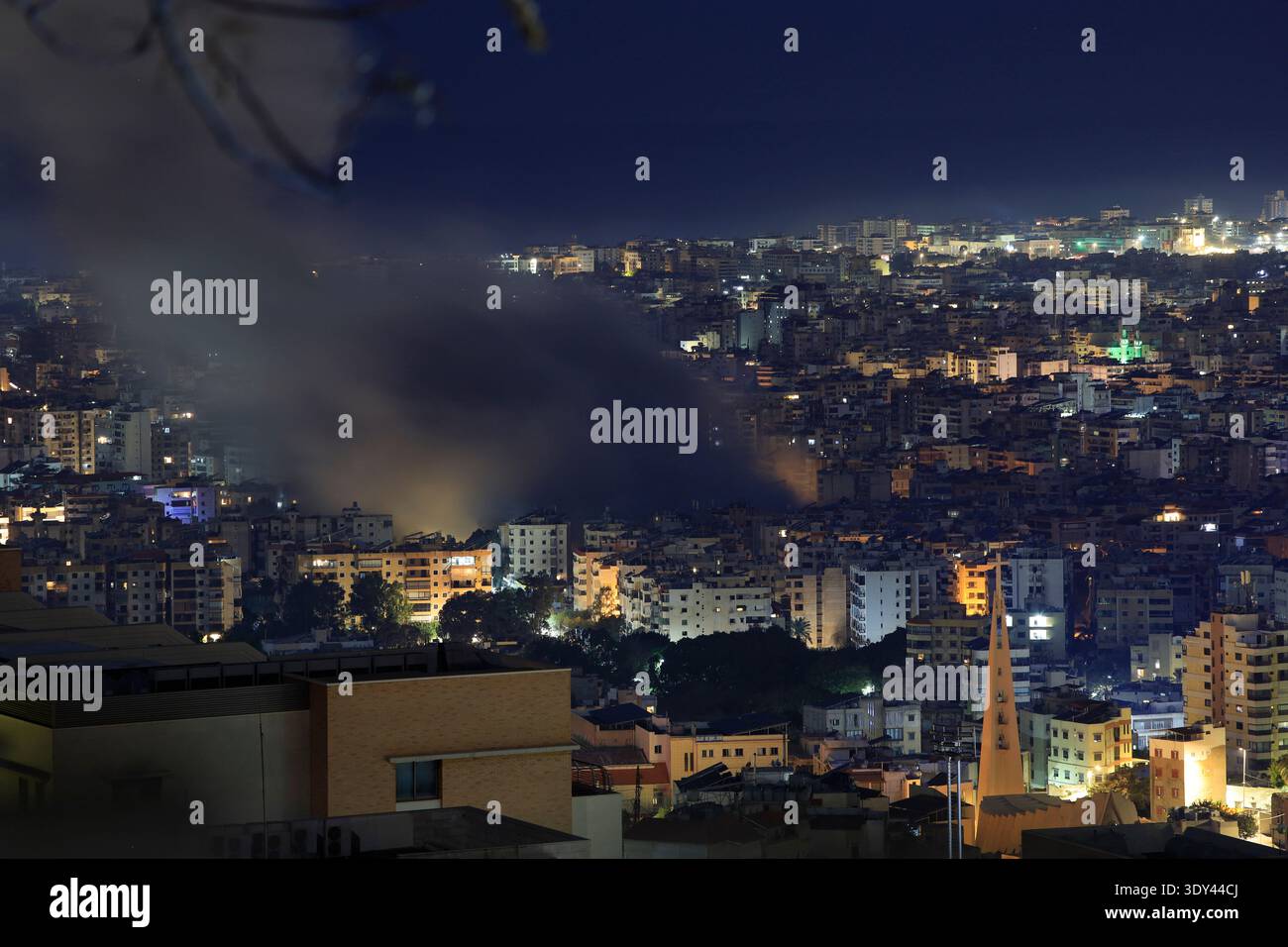 Beyrouth, Beyrouth, Liban. 5 mars 2026. Les frappes aériennes israéliennes continuent de cibler la banlieue sud de BeirutÃ¢â‚¬â„¢après que des milliers de résidents ont évacué la zone à la suite des avertissements émis par l'armée israélienne. Les frappes ont lieu dans un contexte d'escalade régionale en cours, avec de grandes explosions et une épaisse fumée s'élevant au-dessus de la zone. (Crédit image : © Abdul Kader Al Bay/ZUMA Press Wire) USAGE ÉDITORIAL SEULEMENT ! Non destiné à UN USAGE commercial ! Banque D'Images